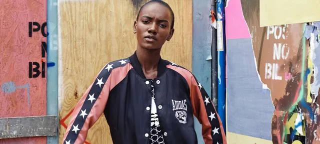 Μοντέλο με bomber jacket Adidas Originals Blue Collection.