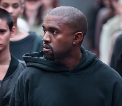 O Kanye West εμφανίστηκε με τα νέα του adidas originals yeezy boost στα φετινά βραβεία Grammy!