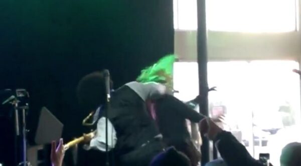 Απίστευτο βίντεο: O Afroman γρονθοκοπεί θαυμάστρια του πάνω στη σκηνή