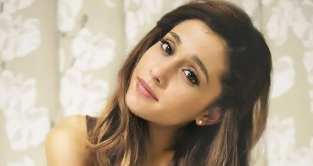 Η Ariana Grande σε κοντινό πλάνο με φόντο λουλούδια