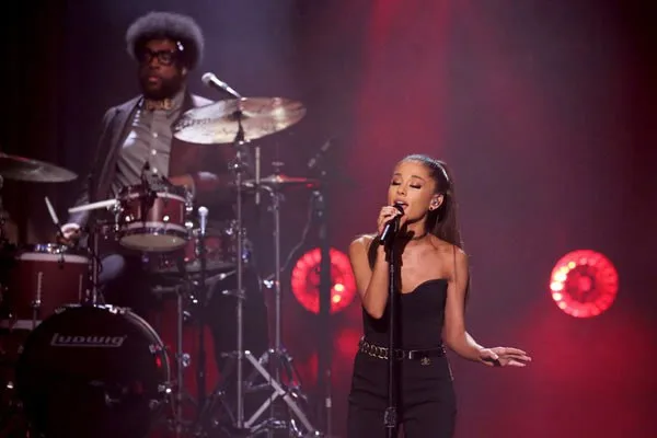 Η Ariana Grande τραγουδάει στη σκηνή με τον Questlove στα ντραμς.