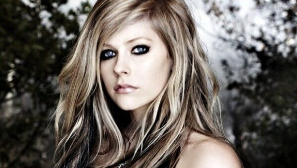 H Avril Lavigne αφήνει πίσω της την ασθένεια-μυστήριο και ετοιμάζει το νέο της clip! Δείτε το teaser