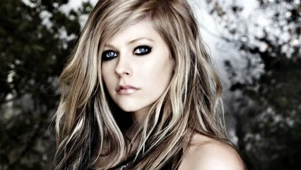 Η Avril Lavigne με ξανθά μαλλιά και έντονο μακιγιάζ στα μάτια.