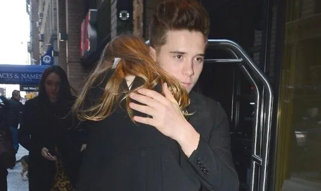 Ο Brooklyn Beckham κρατάει στην αγκαλιά του την Harper.