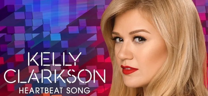 Η Kelly Clarkson σε κοντινό πλάνο με φόντο πολύχρωμα τετράγωνα.