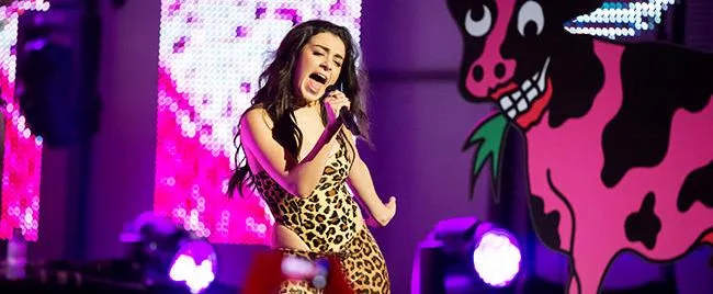 Η Charli XCX στην εκπομπή Jimmy Kimmel Live στο Λος Άντζελες για την ερμηνεία του τραγουδιού Doing It.