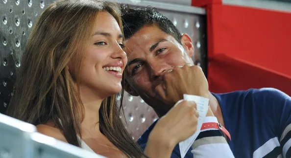 Η Irina Shayk και ο Cristiano Ronaldo σε κερκίδες γηπέδου.