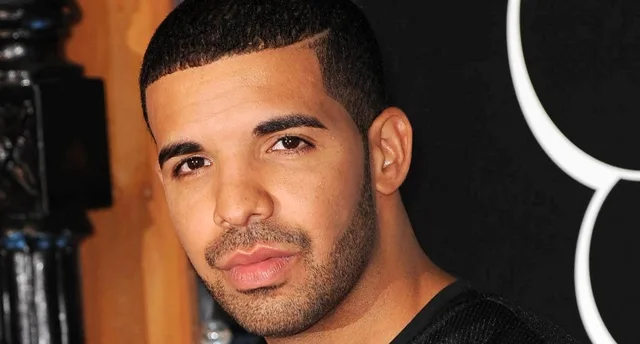Ο ράπερ Drake στην άφιξή του στα MTV Video Music Awards 2013 στο Barclays Center του Μπρούκλιν.