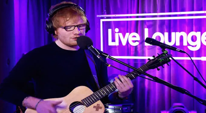 Ο Ed Sheeran παίζει ακουστική κιθάρα και τραγουδάει στο Live Lounge.