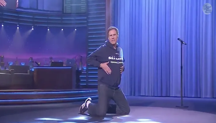 Ο Will Ferrell γονατιστός στη σκηνή του Jimmy Fallon.
