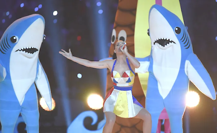 Η Katy Perry στη σκηνή του Super Bowl ανάμεσα σε δύο χορευτές ντυμένους καρχαρίες.