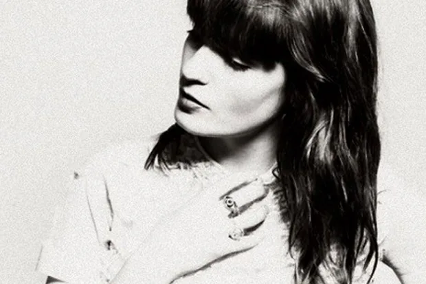 Η Florence Welch σε ασπρόμαυρο κοντινό πλάνο.