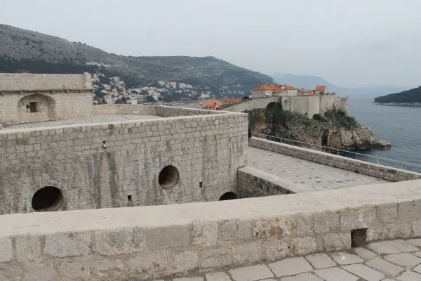 fort-lovrijenac-is-a-fortress-located-in-dubrovnik-but-what-is-it-within-the-world-of-game-of-thrones.jpg.pagespeed.ce.ELJ9iJJTcW