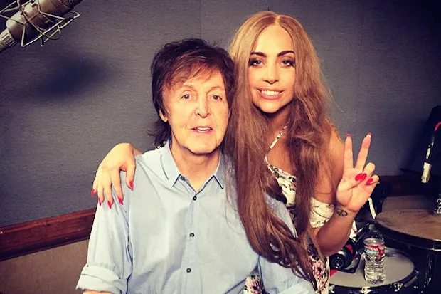 Η Lady Gaga και ο Paul McCartney σε στούντιο ηχογράφησης.