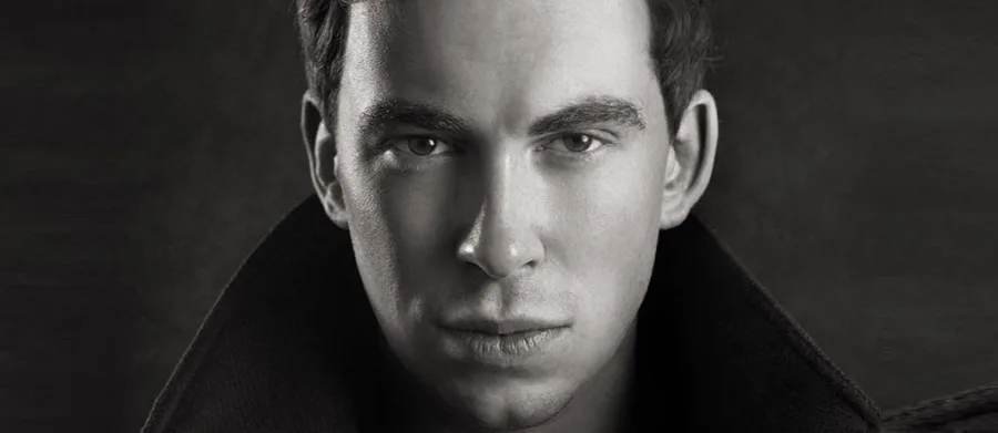 Ο DJ Hardwell σε ασπρόμαυρο κοντινό πορτρέτο.