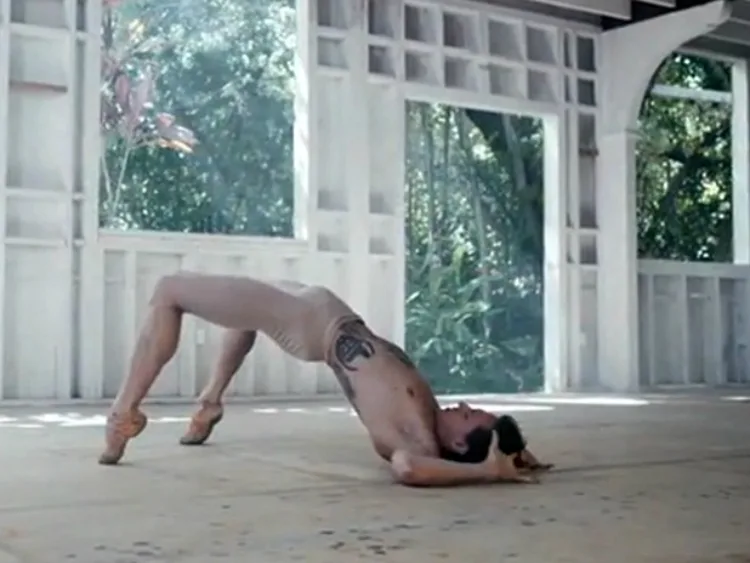 Ο χορευτής Sergei Polunin σε μια εντυπωσιακή φιγούρα στο video clip του Take Me To Church.