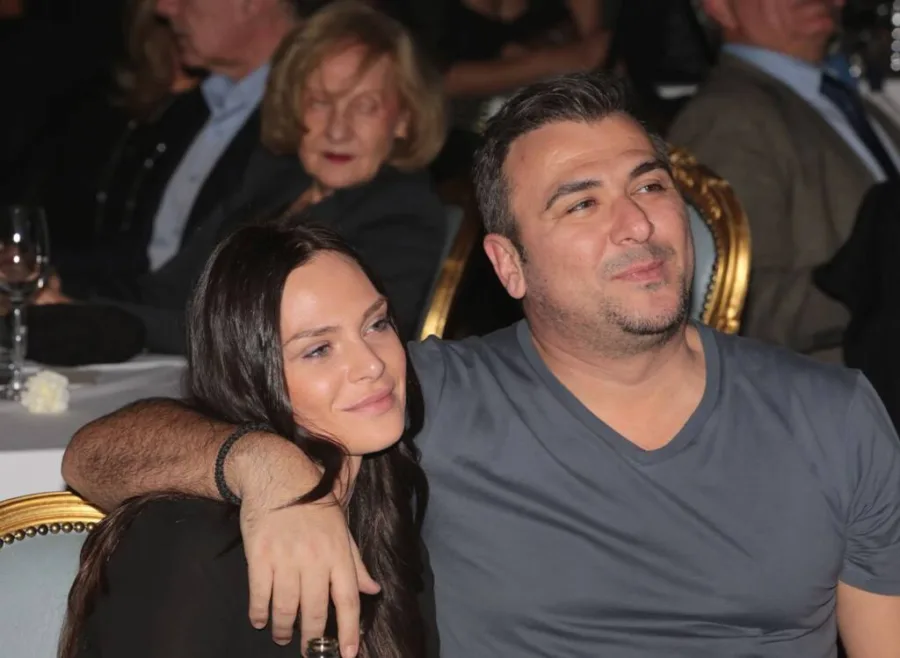 Ο Αντώνης Ρέμος και η Υβόννη Μπόσνιακ σε βραδινή έξοδο.