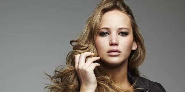 Η Jennifer Lawrence σε κοντινό πλάνο με ξανθά κυματιστά μαλλιά.