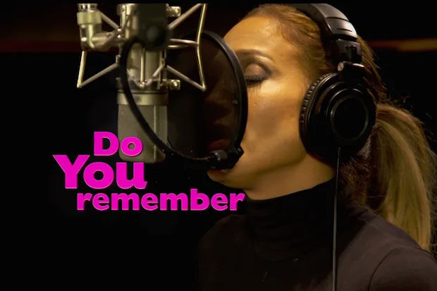 Η Jennifer Lopez σε στούντιο ηχογράφησης με ακουστικά και μικρόφωνο.