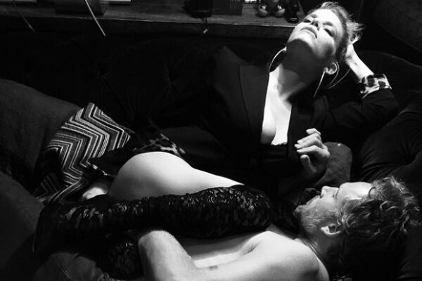 Η Jessica Simpson φωτογραφίζεται σε στυλ «50 Shades Of Grey» και αναστατώνει!