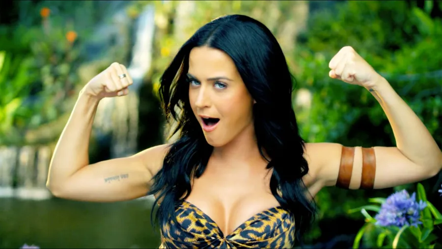 Η Katy Perry ποζάρει επιδεικνύοντας τους μύες της σε τροπικό φόντο.