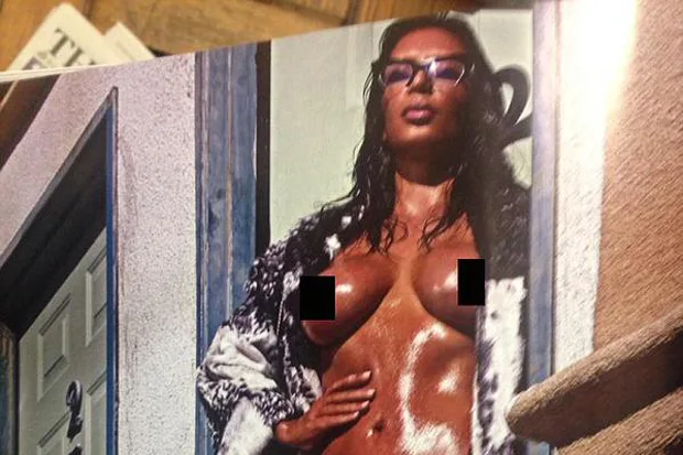 Η Kim Kardashian ποζάρει ημίγυμνη με γυαλιά οράσεως και ανοιχτό πανωφόρι.