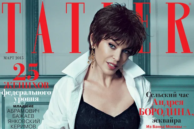Η Kylie Minogue με κοντή καστανή περούκα στο εξώφυλλο του περιοδικού Tatler.