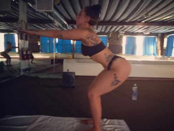 lady-gaga-sexy-yoga-ass-2