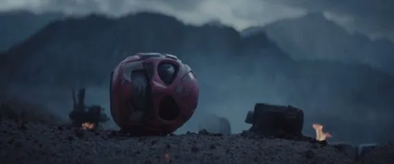 Κράνος των Power Rangers στο έδαφος σε ένα κατεστραμμένο τοπίο.