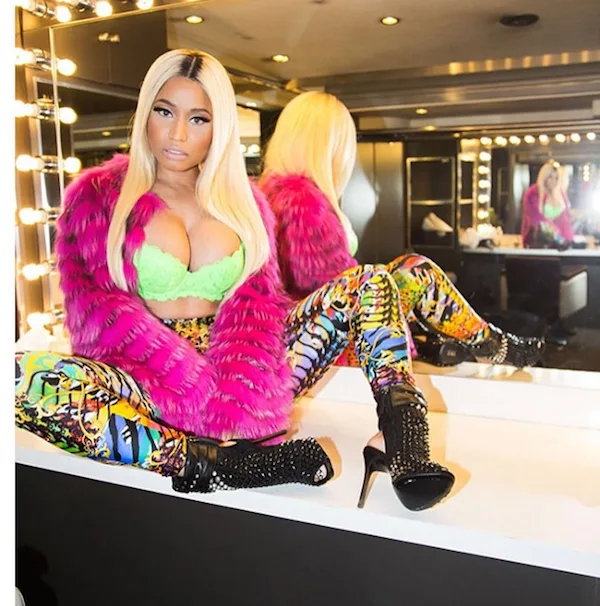 Η Nicki Minaj με ροζ γούνα και πολύχρωμο κολάν.