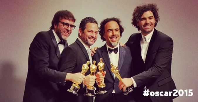 Οι νικητές των βραβείων Oscar 2015 για την ταινία Birdman κρατώντας τα αγαλματίδια.