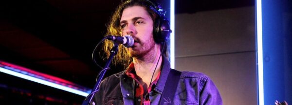 Δείτε τον Hozier να ερμηνεύει το «Problem» της Ariana Grande!