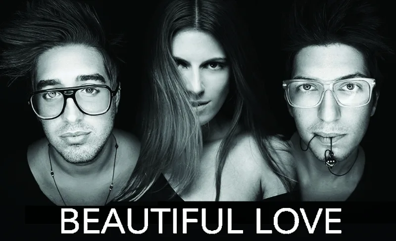 Η Angelika Dusk και οι Playmen σε ασπρόμαυρη φωτογραφία για το Beautiful Love.