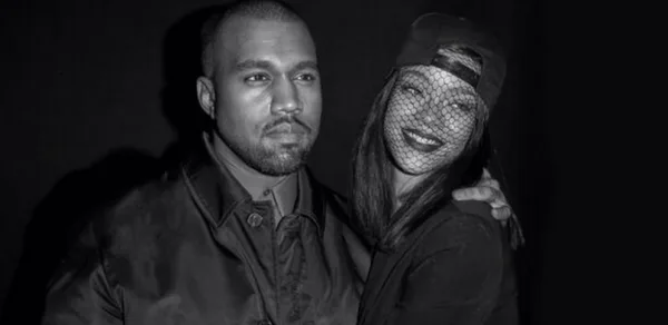 Ο Kanye West και η Rihanna σε ασπρόμαυρη φωτογραφία.
