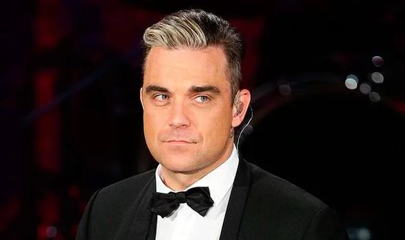 Ο Robbie Williams με μαύρο κοστούμι και παπιγιόν.