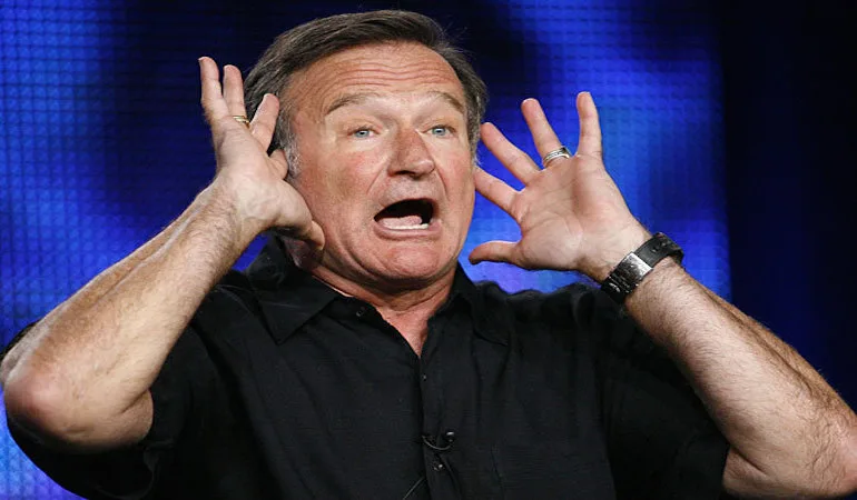 Ο Robin Williams με τα χέρια στο κεφάλι και έκφραση έκπληξης.