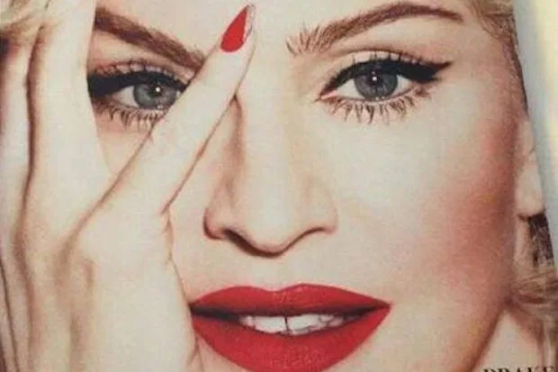 Κοντινό πλάνο του προσώπου της Madonna με κόκκινο κραγιόν και έντονο eyeliner.