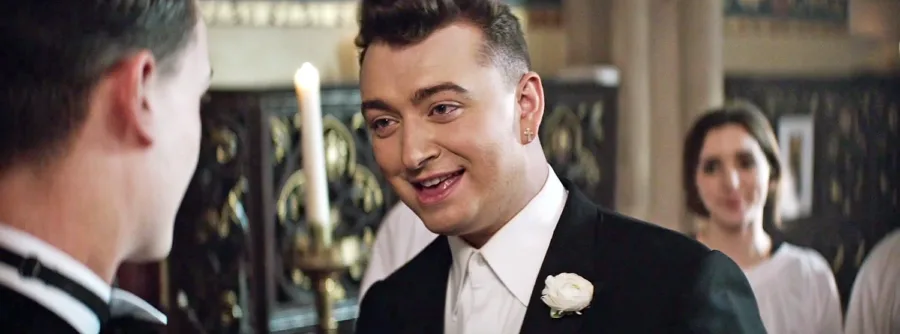 Ο Sam Smith σε σκηνή από το video clip Lay Me Down.