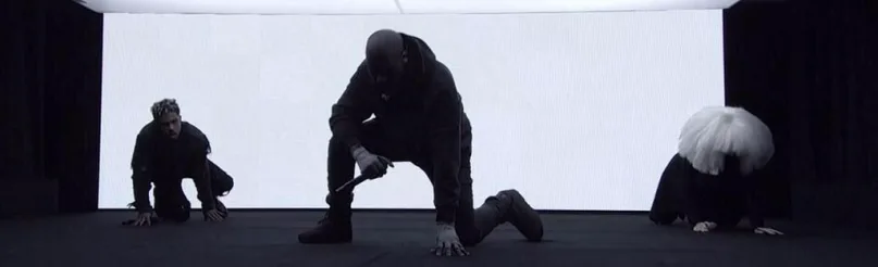 Ο Kanye West, η Sia και ο Vic Mensa στη σκηνή του Saturday Night Live.