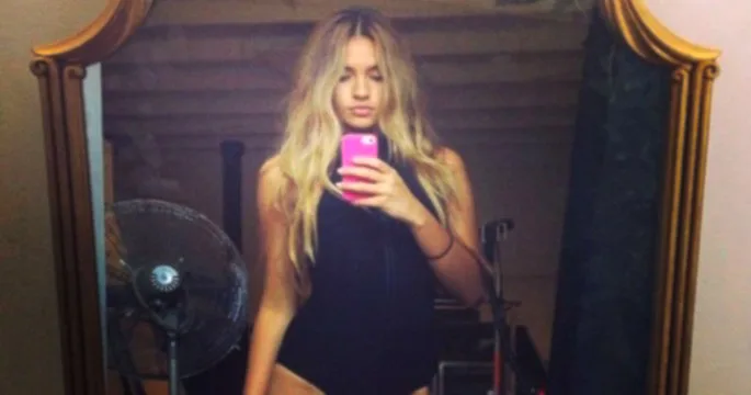 Η Lydia Simonis βγάζει selfie στον καθρέφτη.