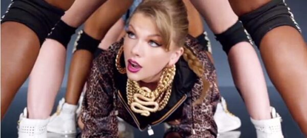 H sexy εμφάνιση της Taylor Swift με θεόκοντη φούστα!