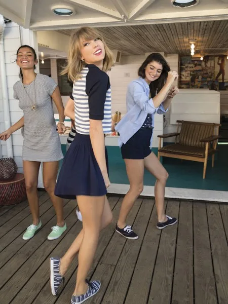taylor-swift-legs-keds-4