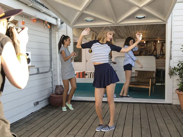 taylor-swift-legs-keds-7