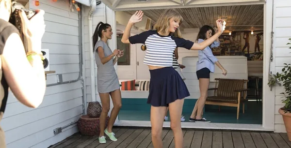 Η Taylor Swift χορεύει σε εξωτερικό χώρο για καμπάνια παπουτσιών.