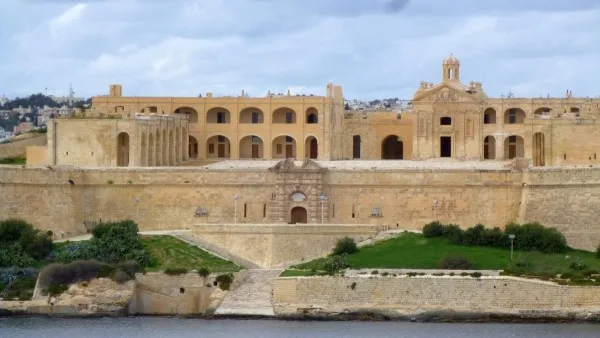 this-grand-building-is-fort-manoel-in-malta.jpg.pagespeed.ce.QPSkU_LJ4h