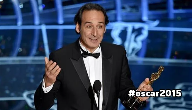 Ο Alexandre Desplat κρατά το βραβείο Όσκαρ στη σκηνή.