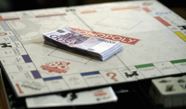 Ετοιμάζεται να κυκλοφορήσει Monopoly με πραγματικά χρήματα!