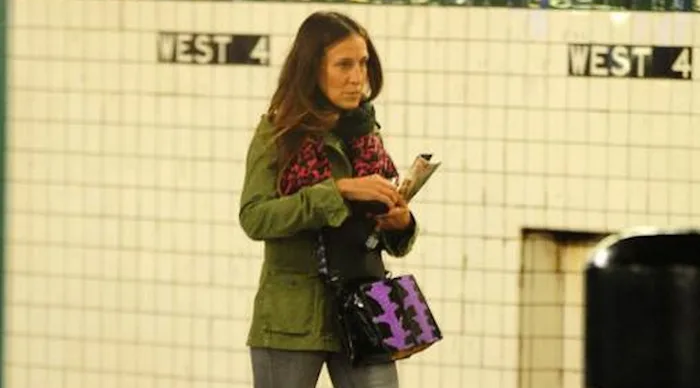 Η Sarah Jessica Parker σε σταθμό του μετρό στη Νέα Υόρκη.