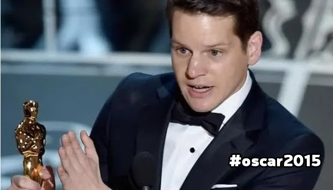 Ο Graham Moore στη σκηνή των Όσκαρ 2015 κρατώντας το αγαλματίδιο.