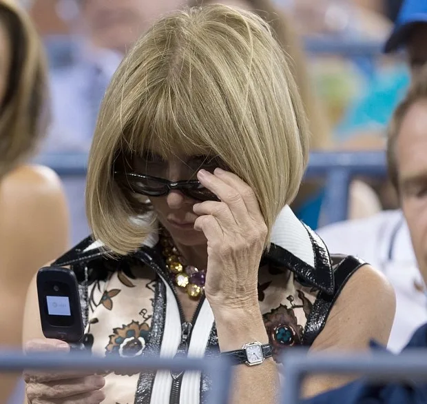 Η Anna Wintour κρατάει ένα παλιό κινητό με πορτάκι.